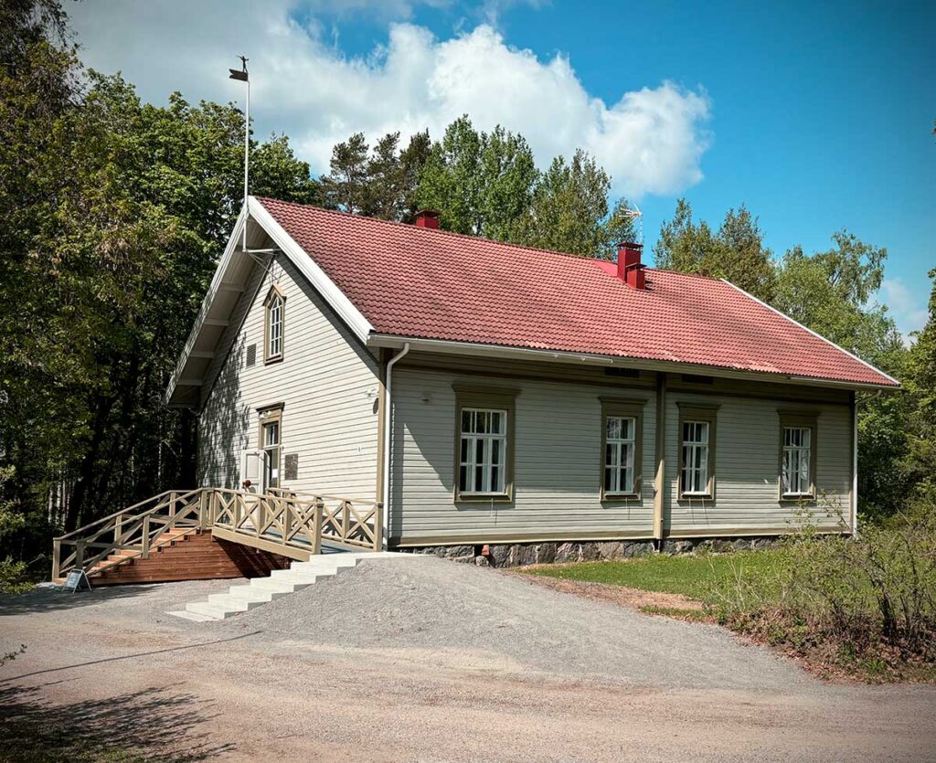 Upseeritalo Miettilän historiallisella reservikasarmialueella.